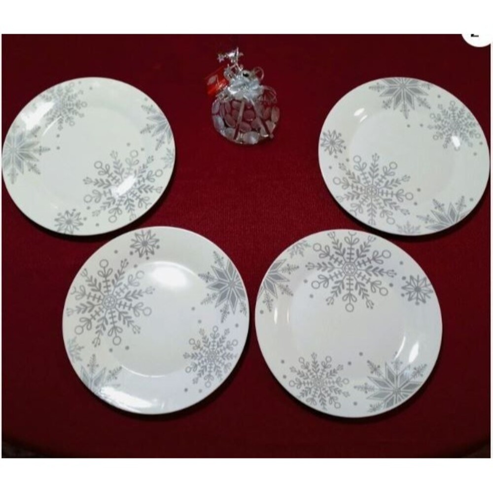One (1)  Royal Norfolk Christmas Silver Snowflakes Dinner Plate Beautiful